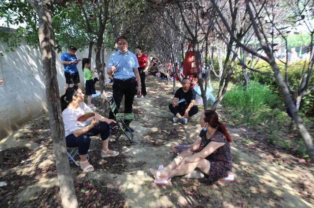 直击禹州高考现场,我们拍下了这感人的一幕 直击禹州高考现场,我们拍下了这感人的一幕
