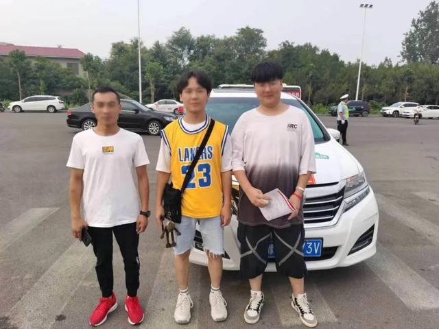 禹州海盛湖滨豪庭爱心助考圆满成功 下一站“益”起见 禹州海盛湖滨豪庭爱心助考圆满成功 下一站“益”起见