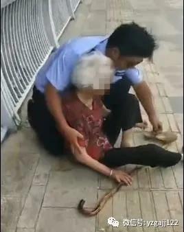 禹州交警单膝跪地小心搀扶起耄耋老人的他 引发过往群众一致 禹州交警单膝跪地小心搀扶起耄耋老人的他 引发过往群众一致