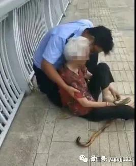 禹州交警单膝跪地小心搀扶起耄耋老人的他 引发过往群众一致 禹州交警单膝跪地小心搀扶起耄耋老人的他 引发过往群众一致