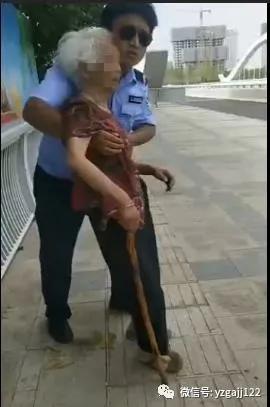 禹州交警单膝跪地小心搀扶起耄耋老人的他 引发过往群众一致 禹州交警单膝跪地小心搀扶起耄耋老人的他 引发过往群众一致
