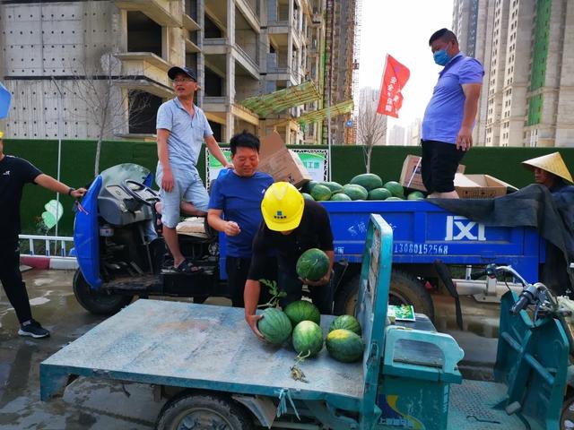 禹州恒达阳光城:“高温慰问送清凉,情系一线暖人心” 禹州恒达阳光城:“高温慰问送清凉,情系一线暖人心”