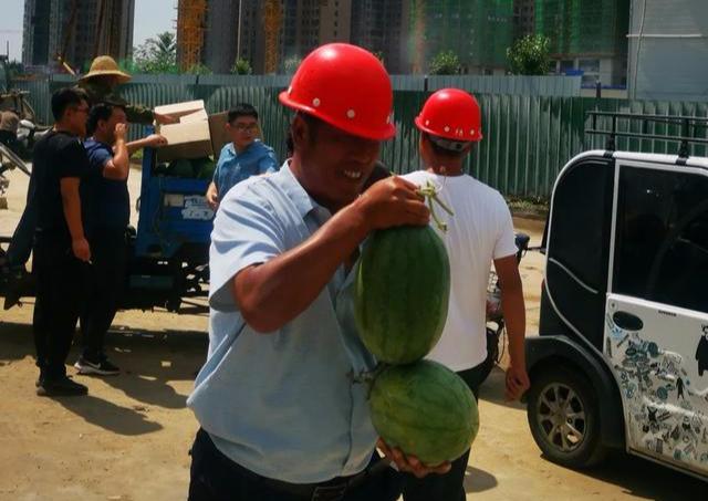 禹州恒达阳光城:“高温慰问送清凉,情系一线暖人心” 禹州恒达阳光城:“高温慰问送清凉,情系一线暖人心”