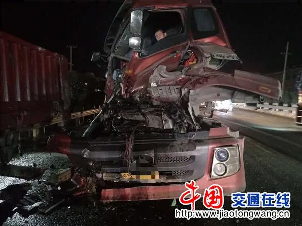 禹州两车相撞现场一片狼藉 禹州两车相撞现场一片狼藉