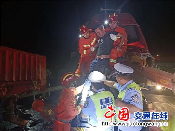 禹州两车相撞现场一片狼藉 禹州两车相撞现场一片狼藉