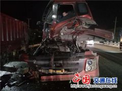 禹州两车相撞现场一片狼藉