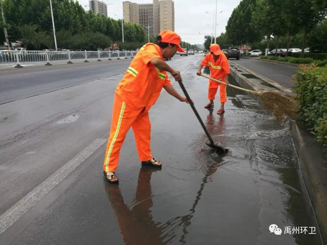 禹州环卫:雨中保洁不停歇 坚守岗位保洁净 禹州环卫:雨中保洁不停歇 坚守岗位保洁净