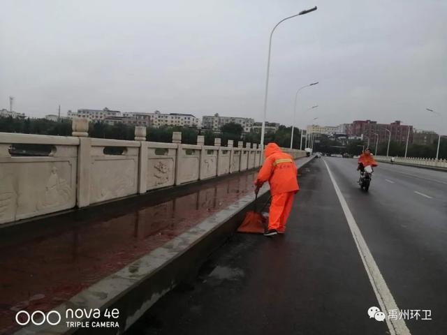 禹州环卫:雨中保洁不停歇 坚守岗位保洁净 禹州环卫:雨中保洁不停歇 坚守岗位保洁净