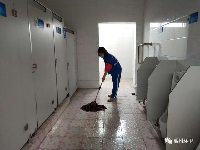 禹州环卫:雨中保洁不停歇 坚守岗位保洁净 禹州环卫:雨中保洁不停歇 坚守岗位保洁净