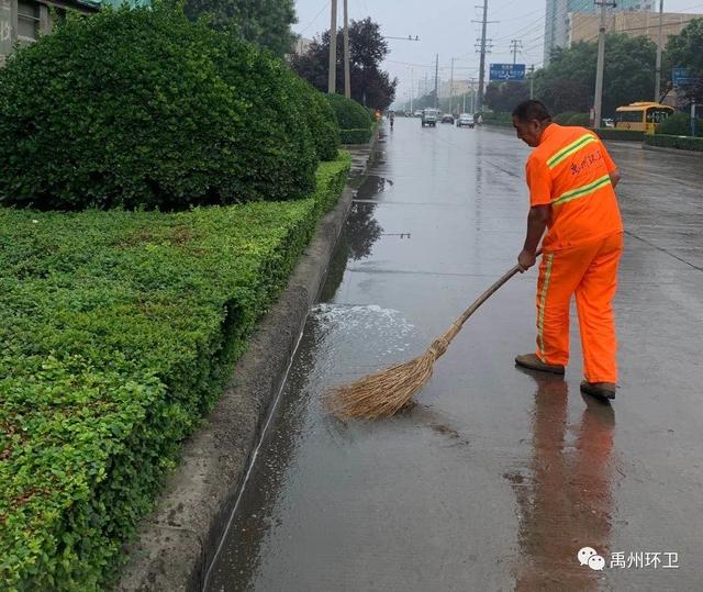 禹州环卫:雨中保洁不停歇 坚守岗位保洁净 禹州环卫:雨中保洁不停歇 坚守岗位保洁净