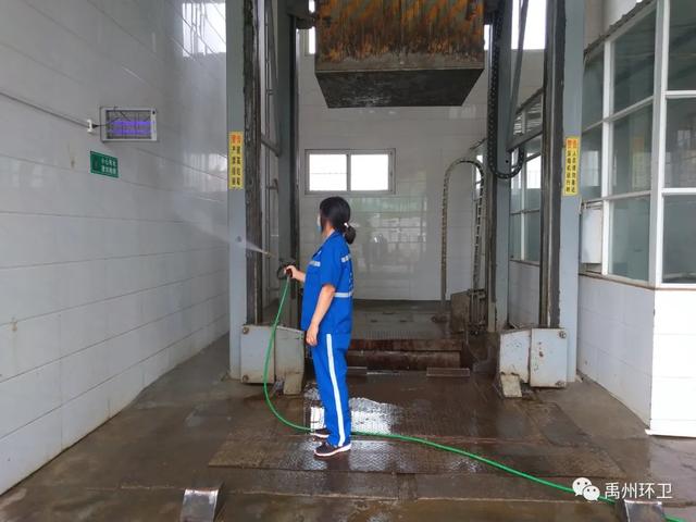 禹州环卫:雨中保洁不停歇 坚守岗位保洁净 禹州环卫:雨中保洁不停歇 坚守岗位保洁净