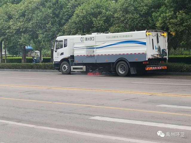 禹州环卫:雨中保洁不停歇 坚守岗位保洁净 禹州环卫:雨中保洁不停歇 坚守岗位保洁净