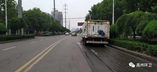 禹州环卫:雨中保洁不停歇 坚守岗位保洁净 禹州环卫:雨中保洁不停歇 坚守岗位保洁净