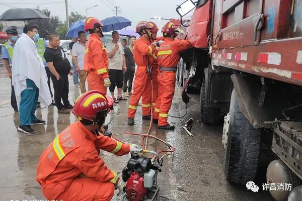 禹州路段货车追尾一人被困 禹州消防冒雨生死大营救 禹州路段货车追尾一人被困 禹州消防冒雨生死大营救
