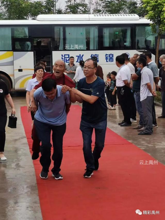 禹州两名镇干部在苌庄镇敬老院启用仪式上的行为温暖了无数人 禹州两名镇干部在苌庄镇敬老院启用仪式上的行为温暖了无数人