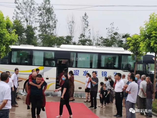 禹州两名镇干部在苌庄镇敬老院启用仪式上的行为温暖了无数人 禹州两名镇干部在苌庄镇敬老院启用仪式上的行为温暖了无数人