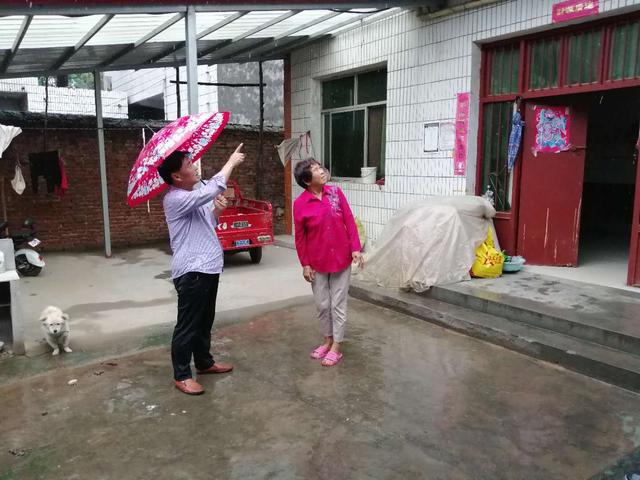 禹州小吕镇:冒雨排查空巢老人住房,确保危房不住人 禹州小吕镇:冒雨排查空巢老人住房,确保危房不住人