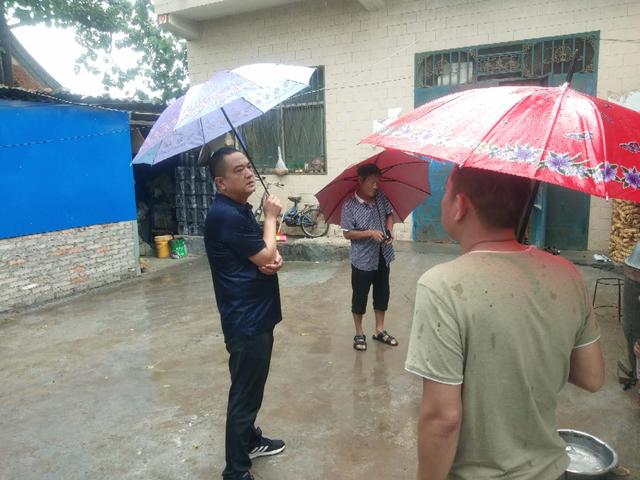 禹州小吕镇:冒雨排查空巢老人住房,确保危房不住人 禹州小吕镇:冒雨排查空巢老人住房,确保危房不住人