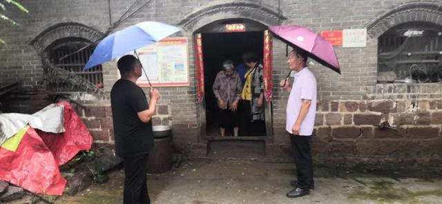 禹州小吕镇:冒雨排查空巢老人住房,确保危房不住人 禹州小吕镇:冒雨排查空巢老人住房,确保危房不住人