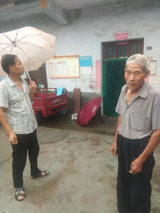 禹州小吕镇:冒雨排查空巢老人住房,确保危房不住人 禹州小吕镇:冒雨排查空巢老人住房,确保危房不住人
