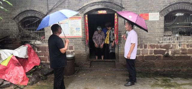 禹州小吕镇:冒雨排查空巢老人住房,确保危房不住人 禹州小吕镇:冒雨排查空巢老人住房,确保危房不住人