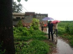 禹州小吕镇：冒雨排查空巢老人住房，确保危房不住人
