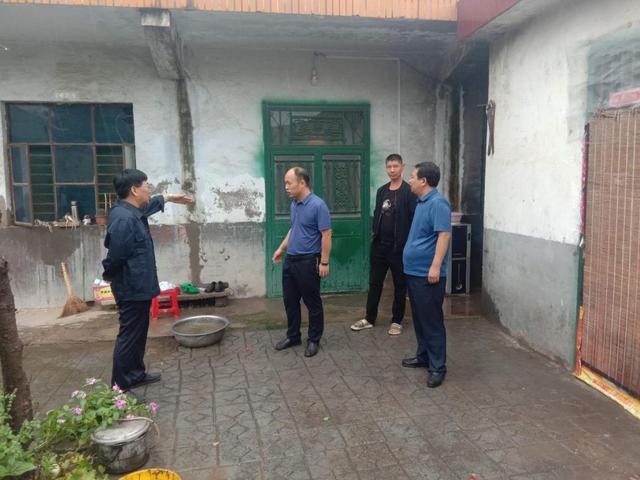 禹州古城镇:心系贫困户,走访查汛情 禹州古城镇:心系贫困户,走访查汛情