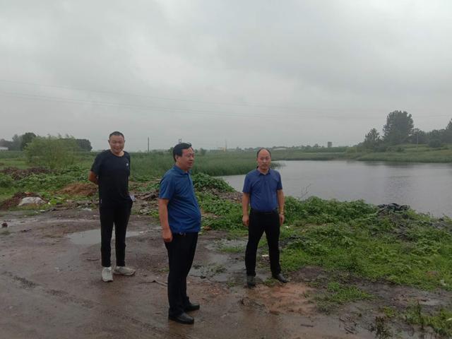 禹州古城镇:心系贫困户,走访查汛情 禹州古城镇:心系贫困户,走访查汛情