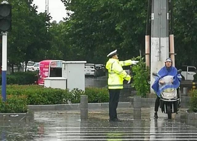禹州“浇”警冒雨执勤,助力文明城市创建 禹州“浇”警冒雨执勤,助力文明城市创建