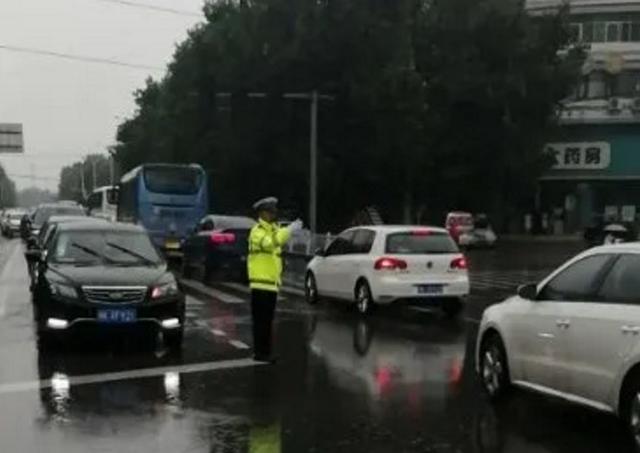 禹州“浇”警冒雨执勤,助力文明城市创建 禹州“浇”警冒雨执勤,助力文明城市创建