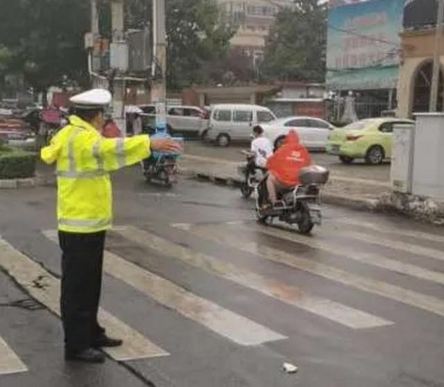 禹州“浇”警冒雨执勤,助力文明城市创建 禹州“浇”警冒雨执勤,助力文明城市创建