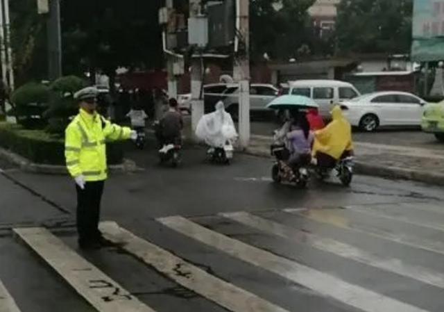 禹州“浇”警冒雨执勤,助力文明城市创建 禹州“浇”警冒雨执勤,助力文明城市创建