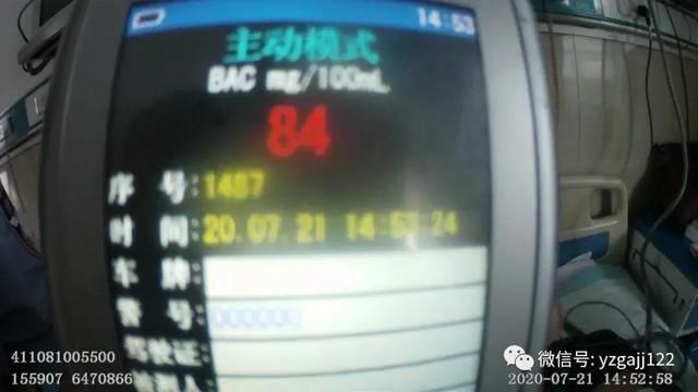 禹州醉驾摩托闯红灯酿事故,不戴头盔伤自身! 禹州醉驾摩托闯红灯酿事故,不戴头盔伤自身!
