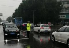 禹州“浇”警冒雨执勤，助力文明城市创建