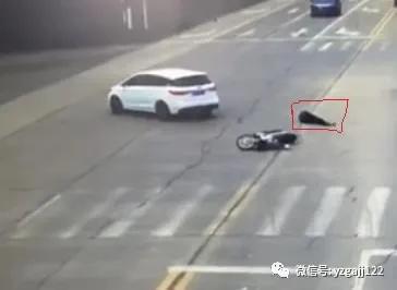 禹州一男子醉驾摩托闯红灯酿事故,不戴头盔伤自身! 禹州一男子醉驾摩托闯红灯酿事故,不戴头盔伤自身!