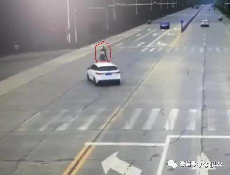 禹州一男子醉驾摩托闯红灯酿事故,不戴头盔伤自身! 禹州一男子醉驾摩托闯红灯酿事故,不戴头盔伤自身!