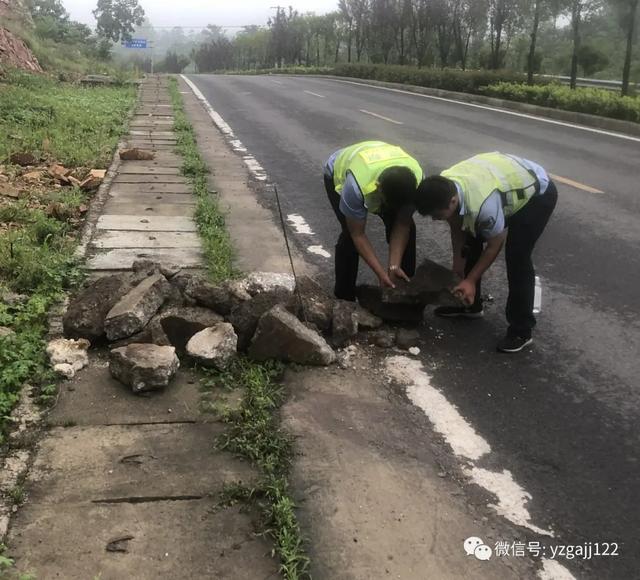 散落石块成隐患 禹州交警及时清障碍 散落石块成隐患 禹州交警及时清障碍