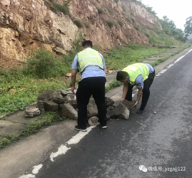 散落石块成隐患 禹州交警及时清障碍 散落石块成隐患 禹州交警及时清障碍
