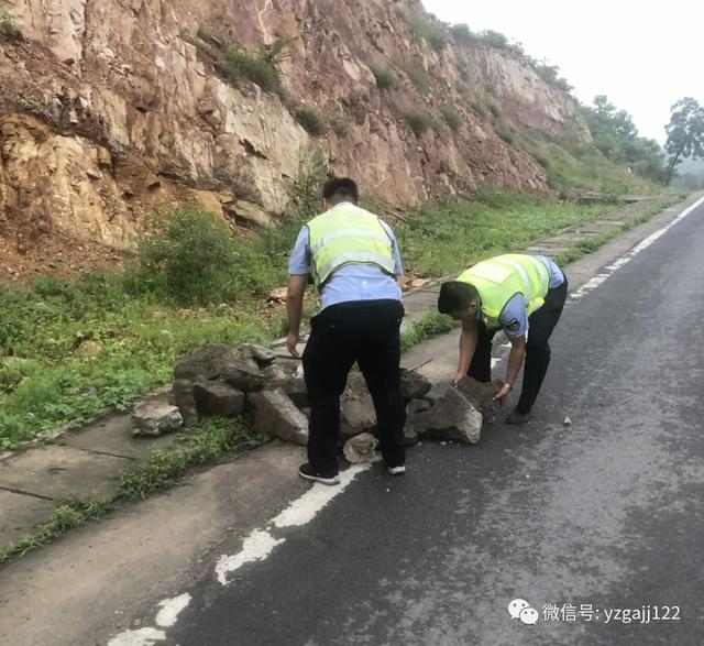 散落石块成隐患 禹州交警及时清障碍 散落石块成隐患 禹州交警及时清障碍