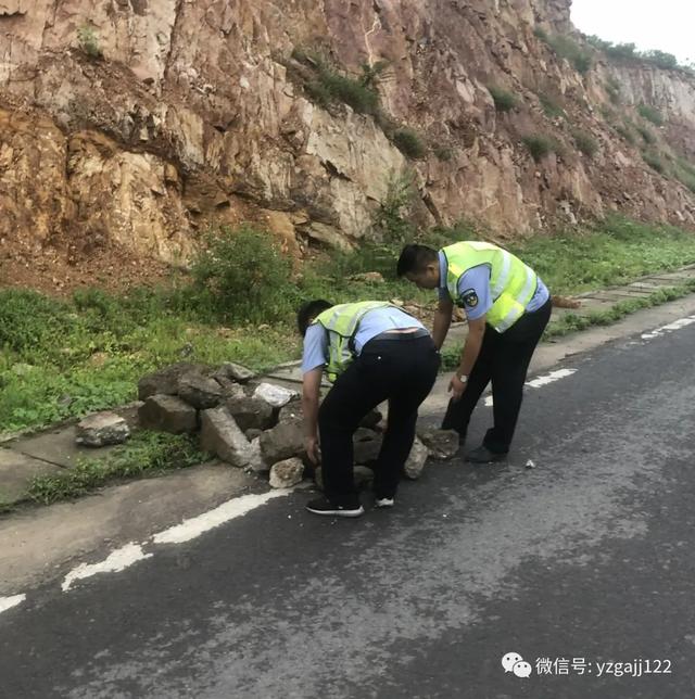 散落石块成隐患 禹州交警及时清障碍 散落石块成隐患 禹州交警及时清障碍