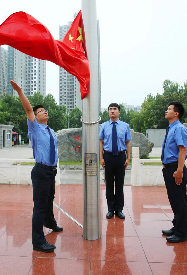 禹州市检察院举行庆“八一”升国旗仪式 禹州市检察院举行庆“八一”升国旗仪式