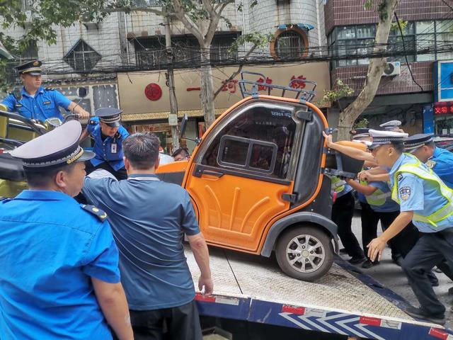 禹州市交警城管联合开展非机动车乱停乱放专项整治行动 禹州市交警城管联合开展非机动车乱停乱放专项整治行动