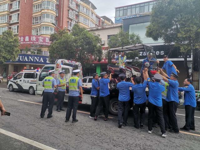 禹州市交警城管联合开展非机动车乱停乱放专项整治行动 禹州市交警城管联合开展非机动车乱停乱放专项整治行动