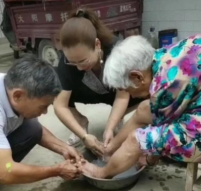 禹州鸿畅镇涧头河村家乡老人幸福多 禹州鸿畅镇涧头河村家乡老人幸福多