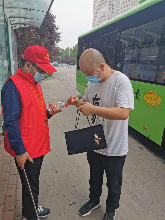 五粮液友酒禹州运营中心为创文明城加油助力! 五粮液友酒禹州运营中心为创文明城加油助力!