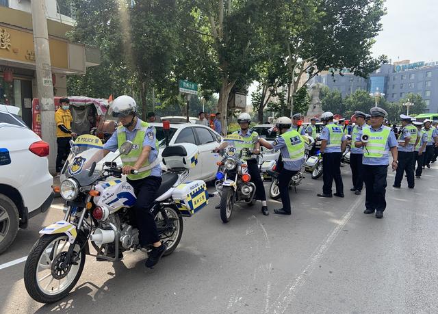 禹州交警大队联合城管局整治大禹像附近违规车辆 禹州交警大队联合城管局整治大禹像附近违规车辆