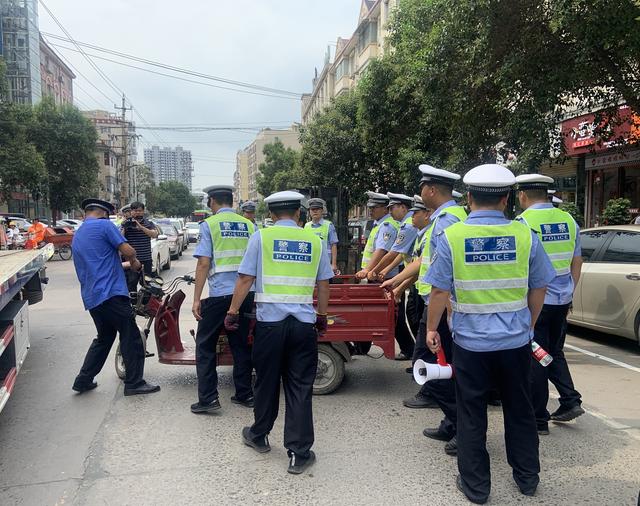 禹州交警大队联合城管局整治大禹像附近违规车辆 禹州交警大队联合城管局整治大禹像附近违规车辆