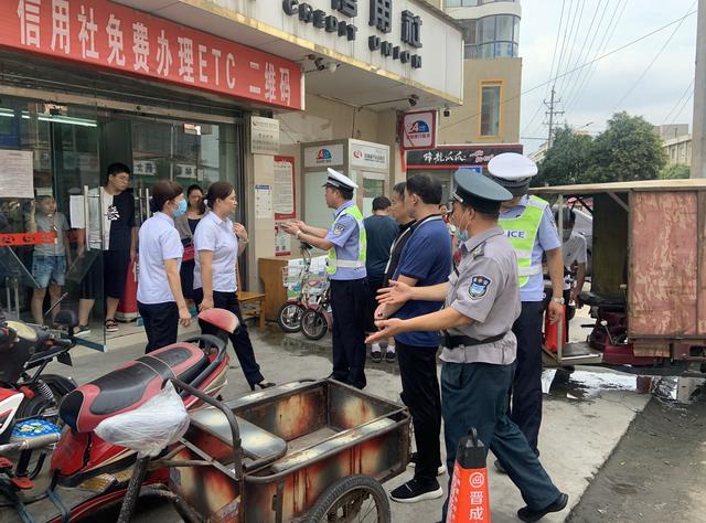 禹州交警大队联合城管局整治大禹像附近违规车辆 禹州交警大队联合城管局整治大禹像附近违规车辆