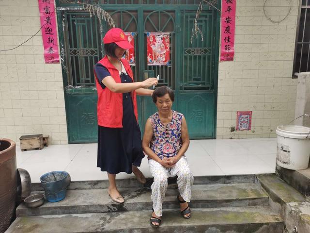 禹州留守老人不着急,志愿者就是亲闺女 禹州留守老人不着急,志愿者就是亲闺女