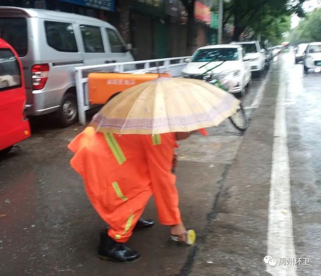 禹州环卫:雨中清洁不放松 持续创文忙提升 禹州环卫:雨中清洁不放松 持续创文忙提升